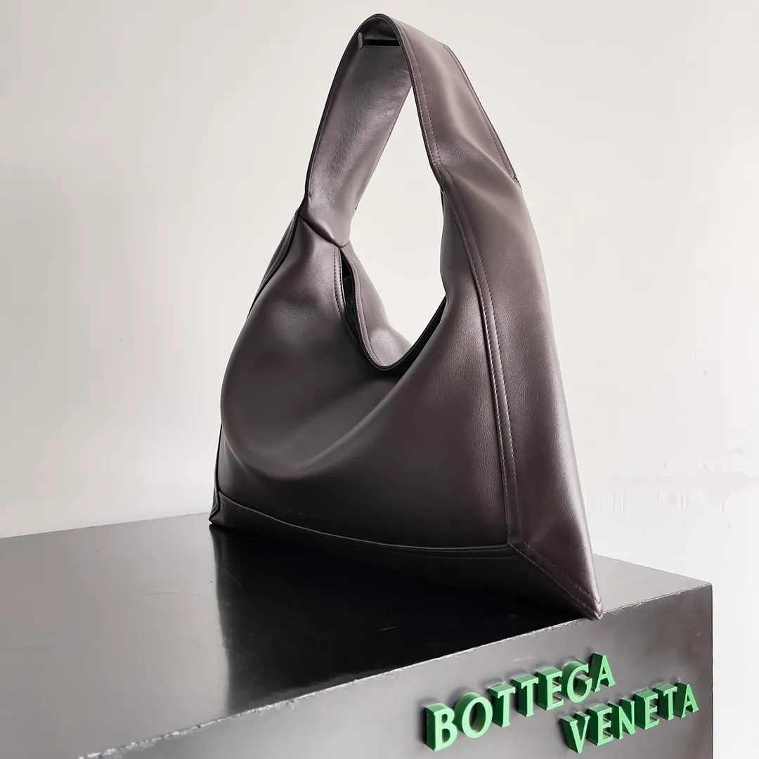 Batch 2080 Bottega Veneta, the flagship product of the 2024 autumn and winter, is making a splash from the catwalk to the streets. It not only brings a strong retro atmosphere, but also can easily interpret different styles through a variety of matching methods. Whether it is a smart and elegant workplace look or casual and comfortable daily wear, fully imported calfskin is a fashion element you can’t miss! Style number: 803977 Size: 41*20*8cm